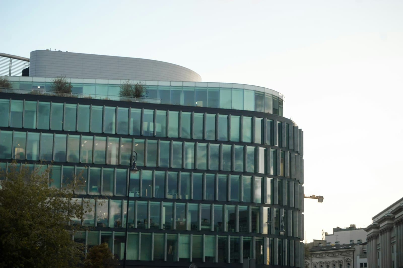 Moderne næringsbygg i glass og stål