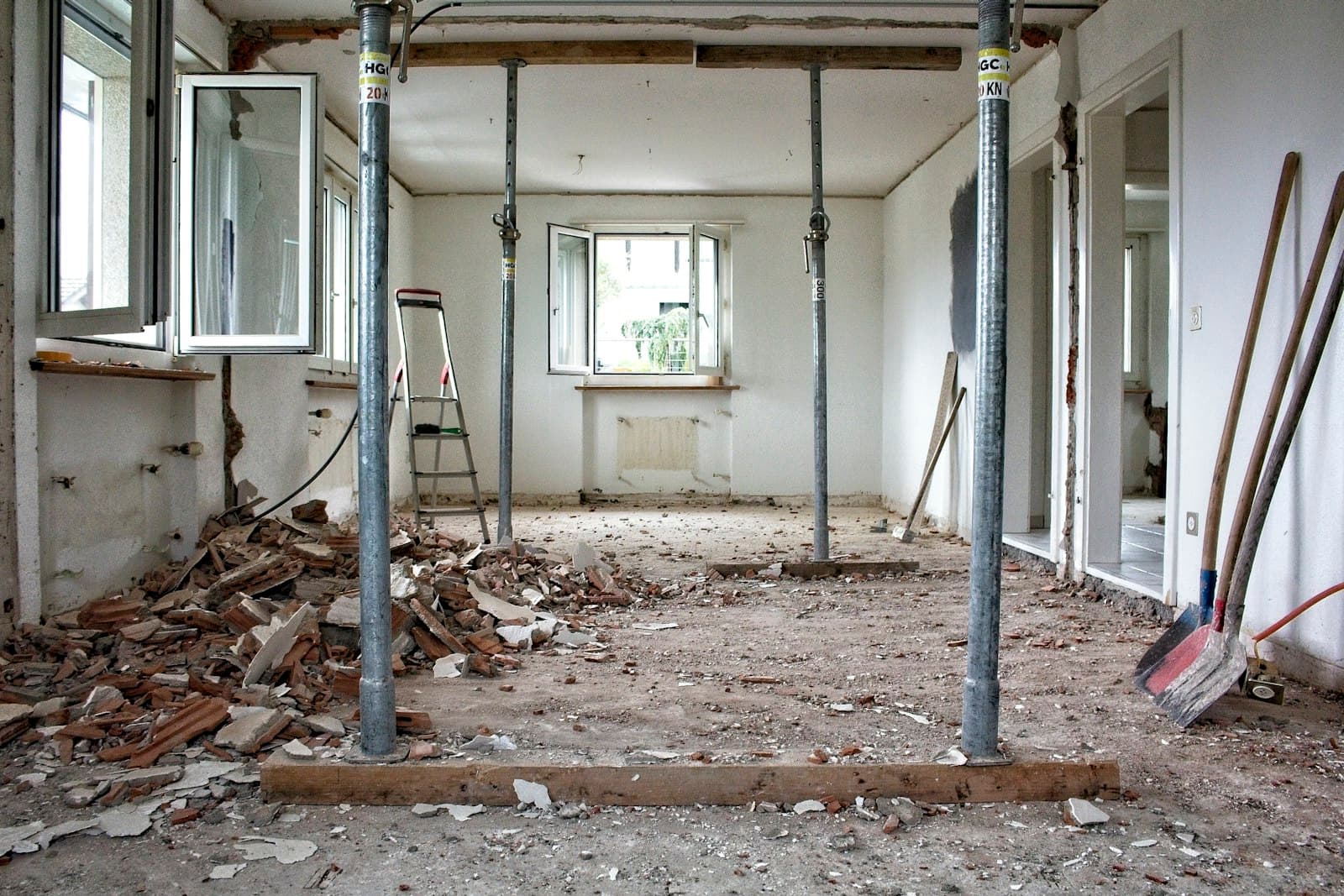 Bolig under totalrenovering med avstivet bæring